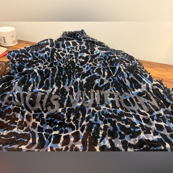 Louis Vuitton scarf AVAILABLE TILL 06/06 - Picture 2 of 4